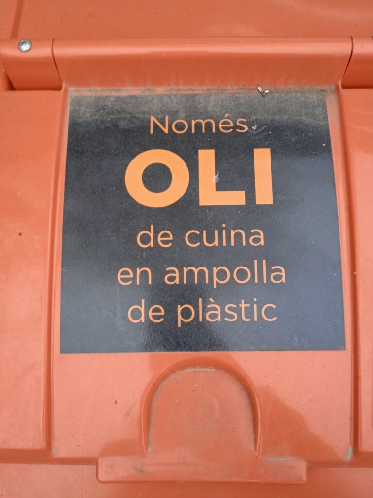 Tapa del contenidor de reciclatge d'oli on hi ha el text "només oli de cuina en ampolla de plàstic".