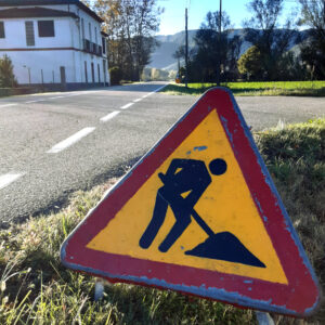 Senyal indicatiu d'obres situat sobre el boral de la carretera de Vic-Olot.