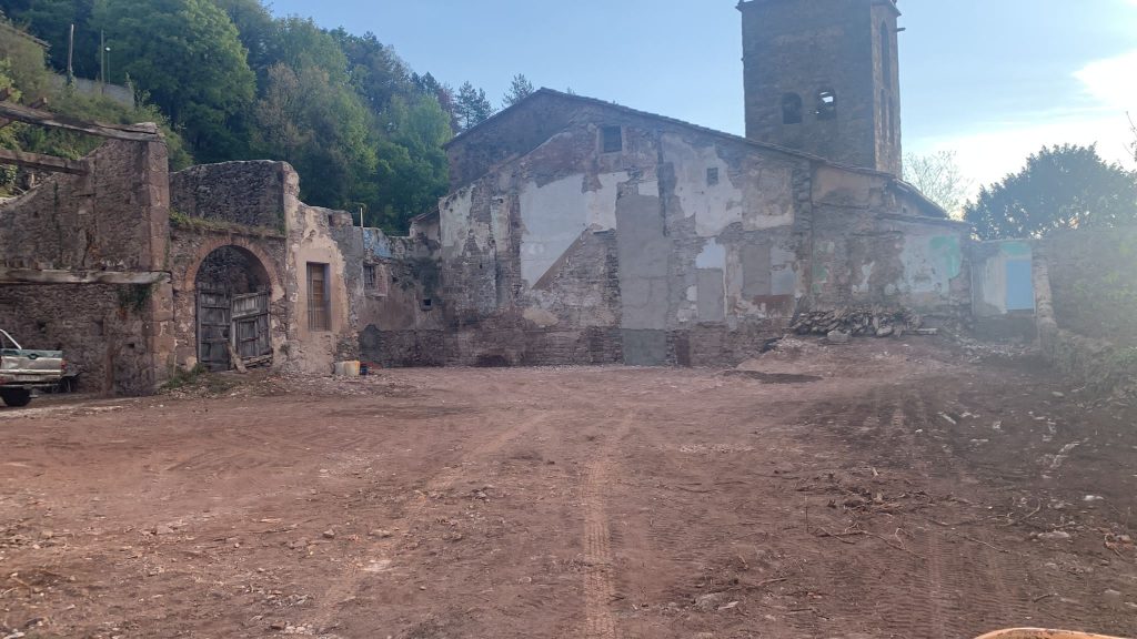 Enderrocament de l'antiga rectoria de Sant Privat d'en Bas